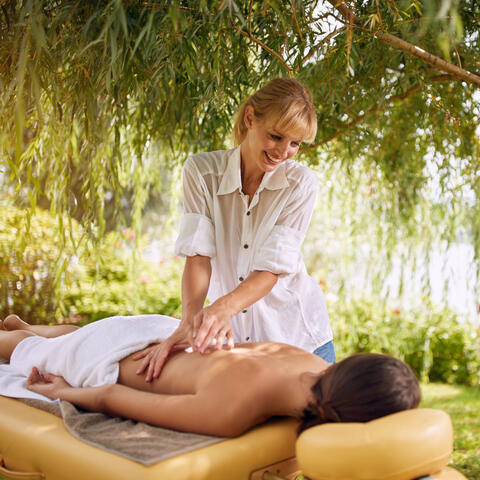 Massage Retreat: Calm Binaural Waters