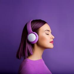 Tazas Desparejas En La Encimera De La Cocina