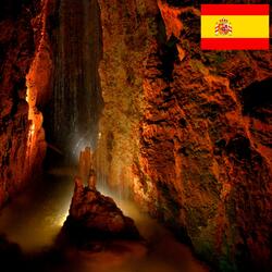 Caida de Agua en una Cueva Ventosa