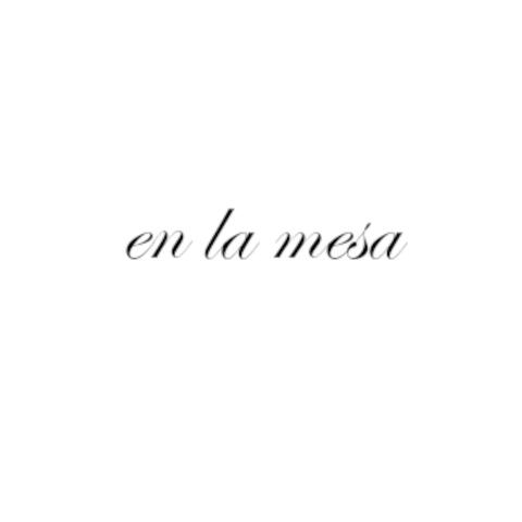 en la mesa