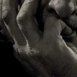 Fumando en blanco y negro