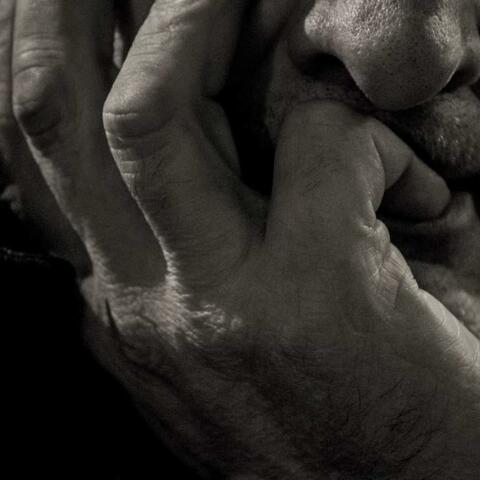 Fumando en blanco y negro