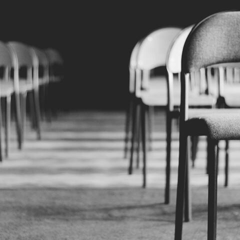 Throwingdesechairs