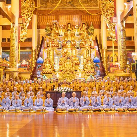 Dâng Vật Phẩm Cúng Dường Lễ Xuất Gia