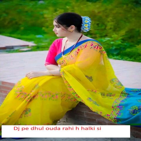 Dj pe dhul ouda rahi h halki si