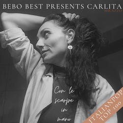 Con le scarpe in mano