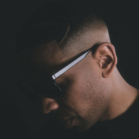 Noir.