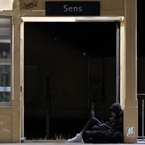 Le mec assis dans le coin
