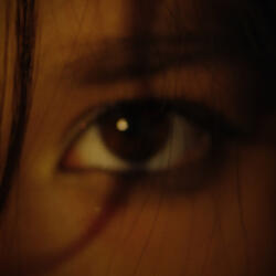 Les yeux foncés
