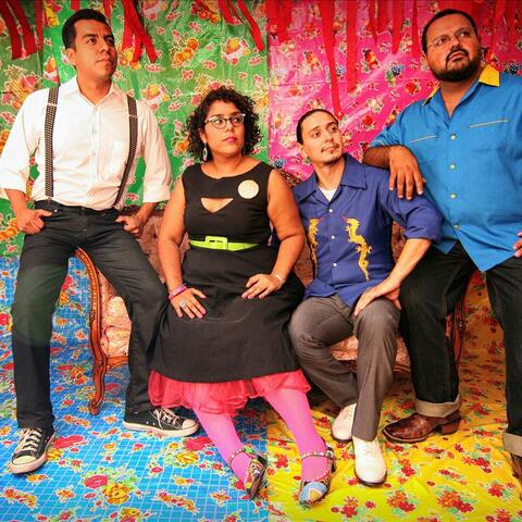 La Santa Cecilia & Luis Enrique