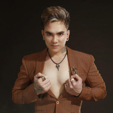 Nụ Hôn Và Nước Mắt album art