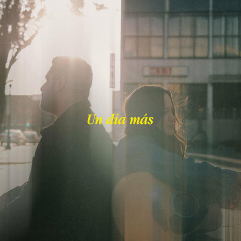 Un Día Más album art