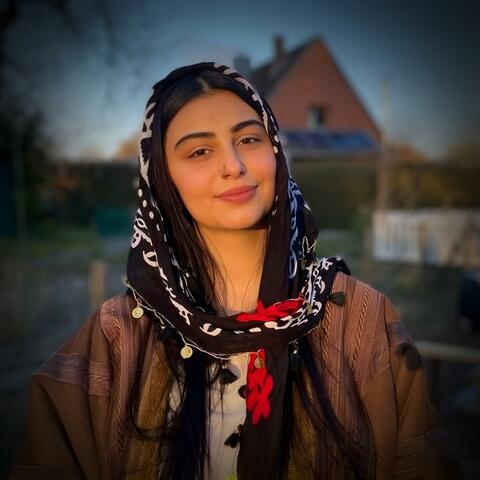 بشنو به دلم شوق دلدار است این دل به رخش چی گرفتار است album art