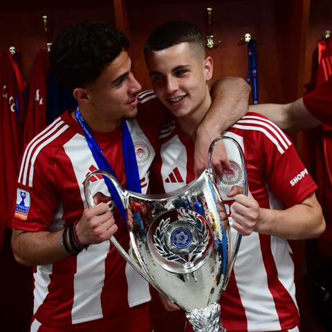 Υμνος Ολυμπιακου αλλα εισαι στα αποδυτηρια του Καραισκακης album art