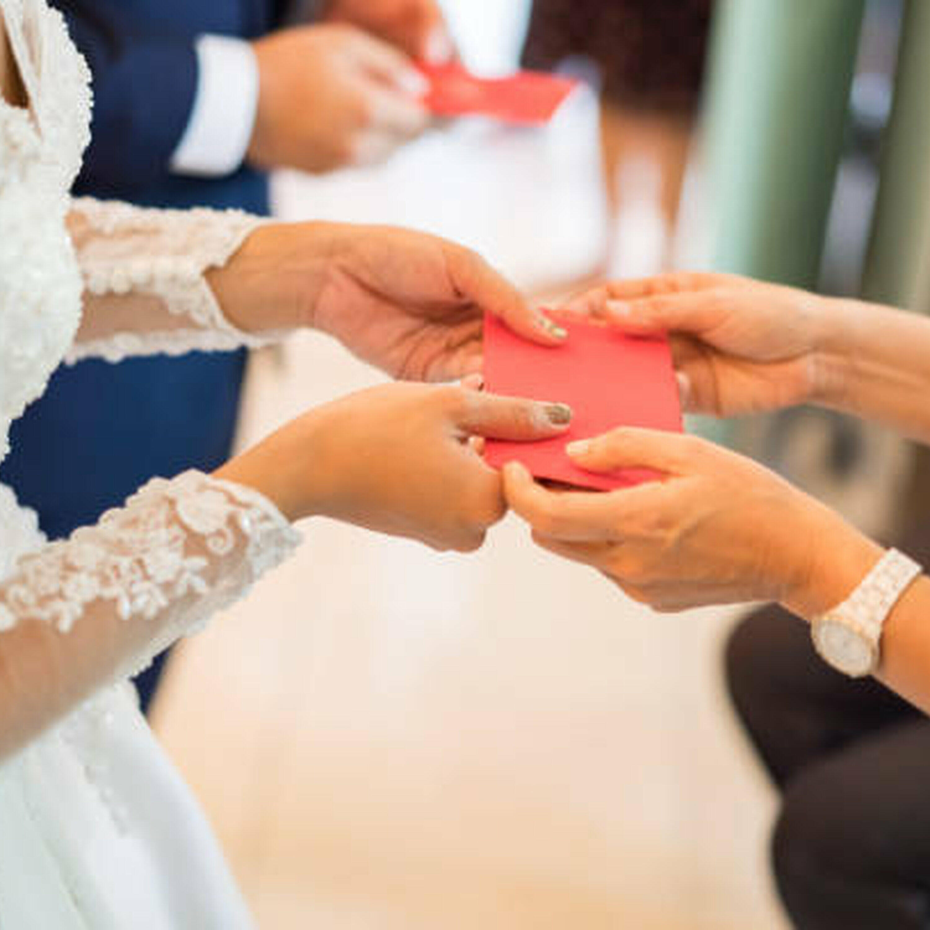 How Much Should A Wedding Gift Cost?