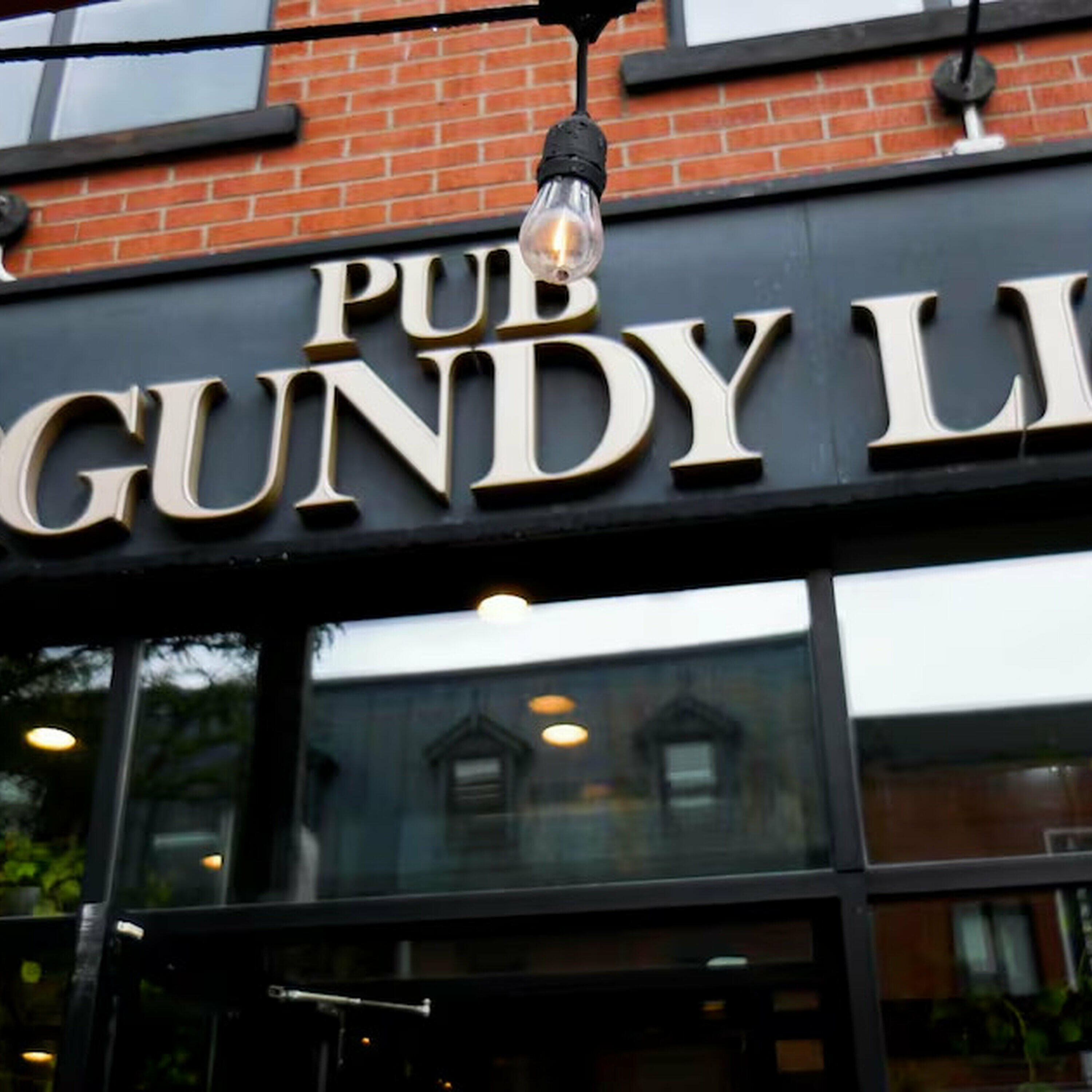 The OQLF drops its order for the Burgundy Lion to change its signage