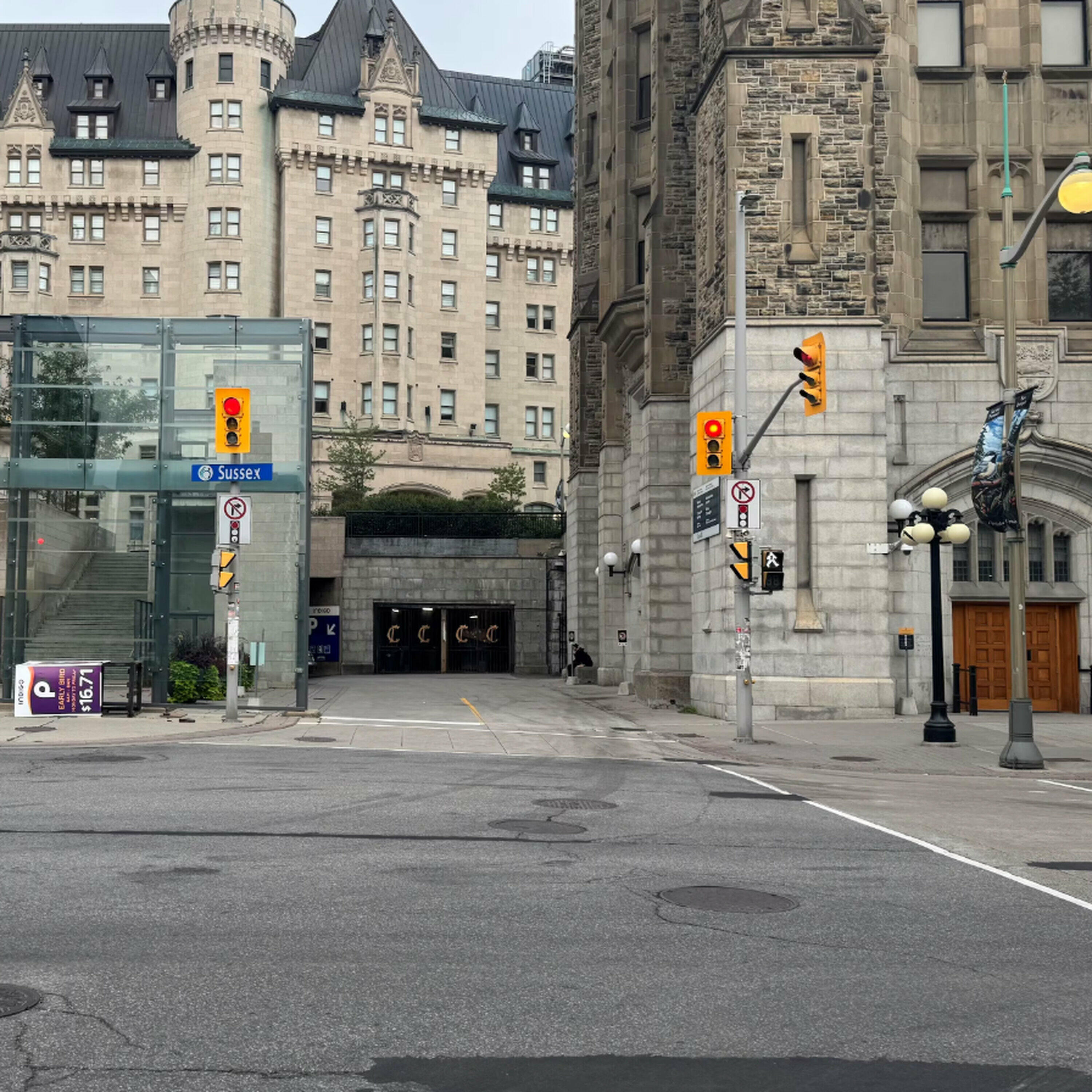 Councillor wants city to explore options on potential changes or ban to right turns on red lights downtown