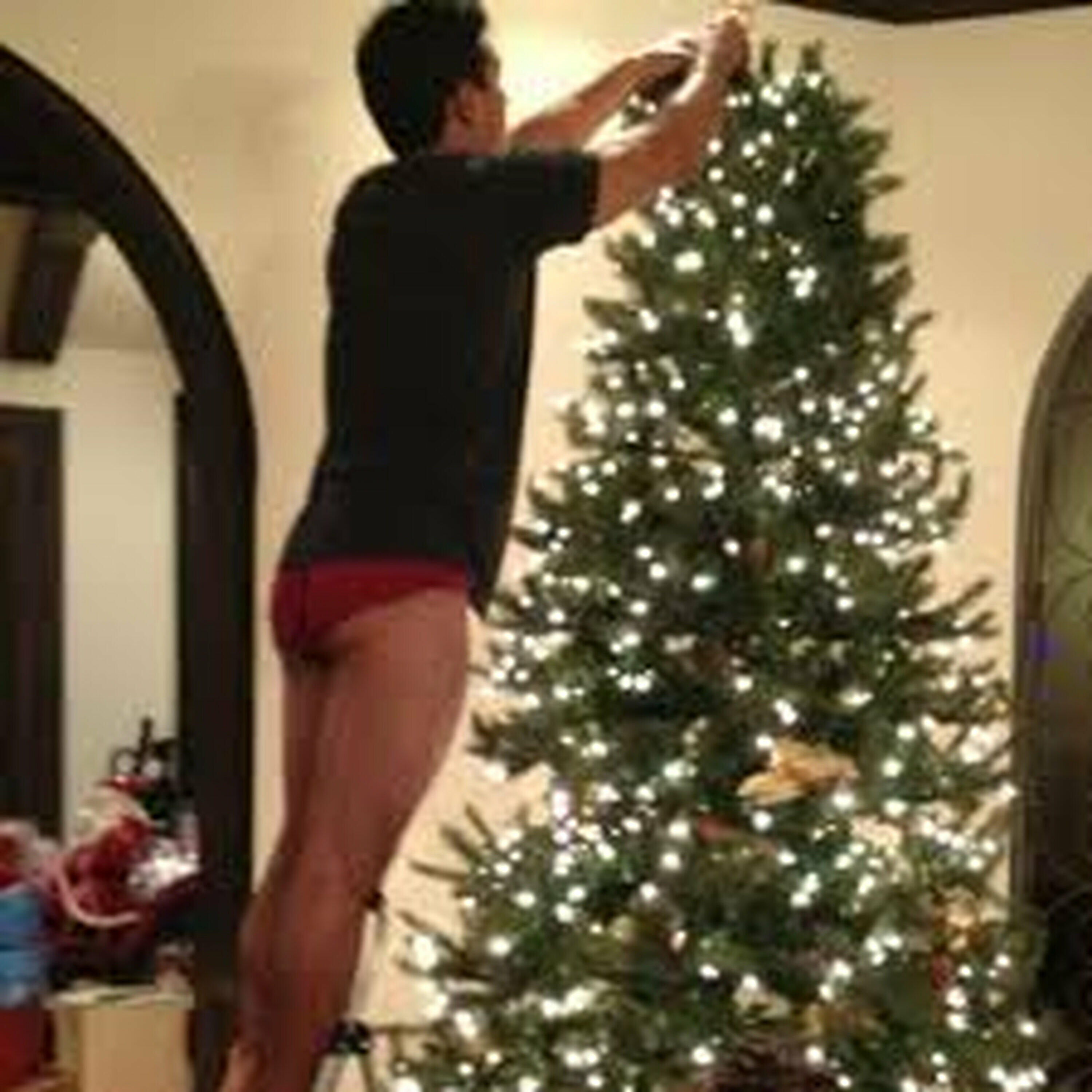 Mario's New 'Lopezing' Pic, Mario Lopez XMAS Movie Trivia & More!