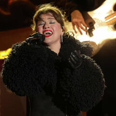 Kelly Clarkson Joins us to Talk Christmas, Mario's Random Gift Ideas & More - On with Mario Daily Podcast