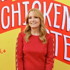 Lea Thompson Talks Season 2 of 'The Chicken Sisters' on Hallmark & More! - On with Mario Daily Podcast