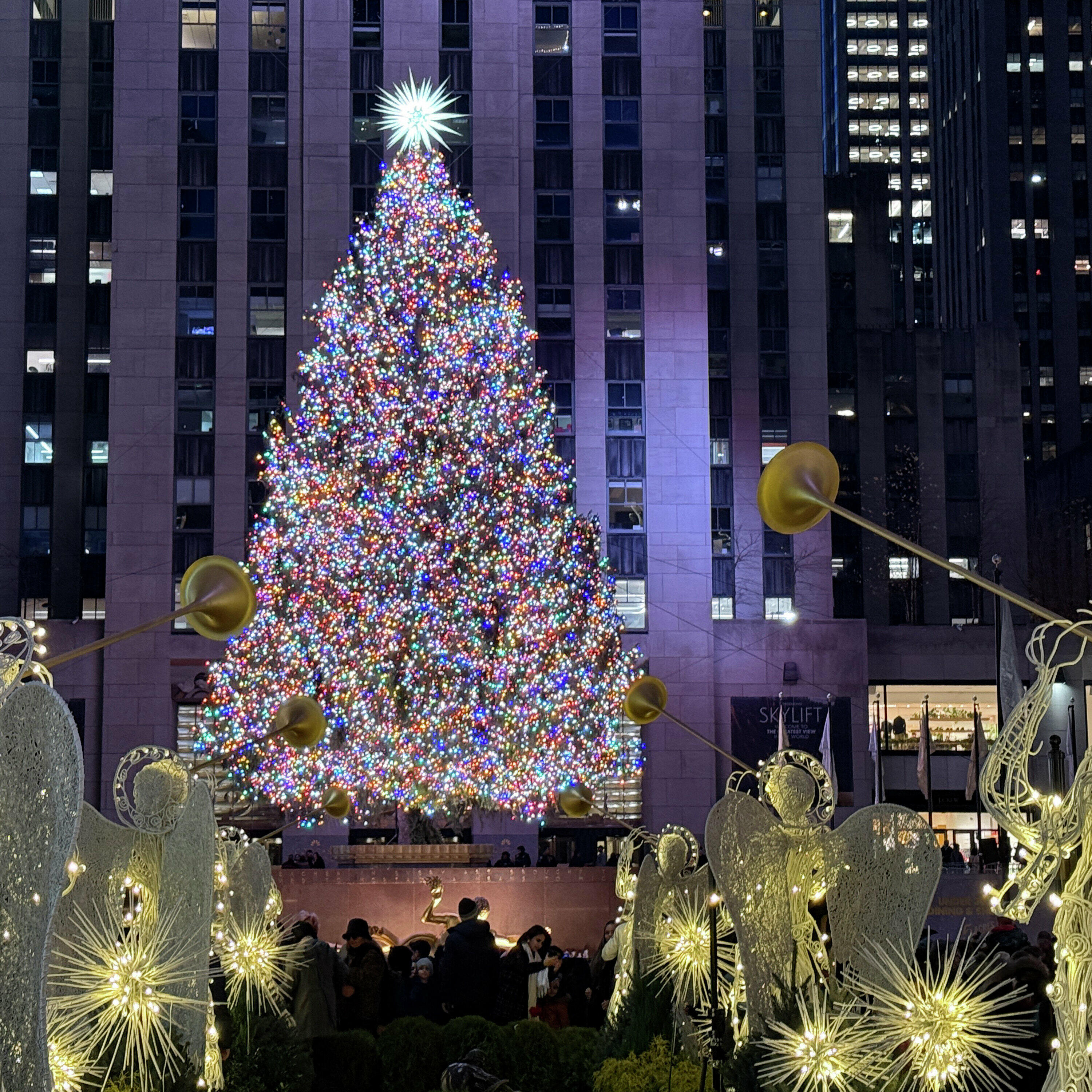 Holiday Gift Guides, Staying at The 'Christmas Story' House & More!