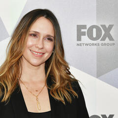 Jennifer Love Hewitt Talks New Holiday Film, Mario's Big Weekend & More! - On with Mario Daily Podcast