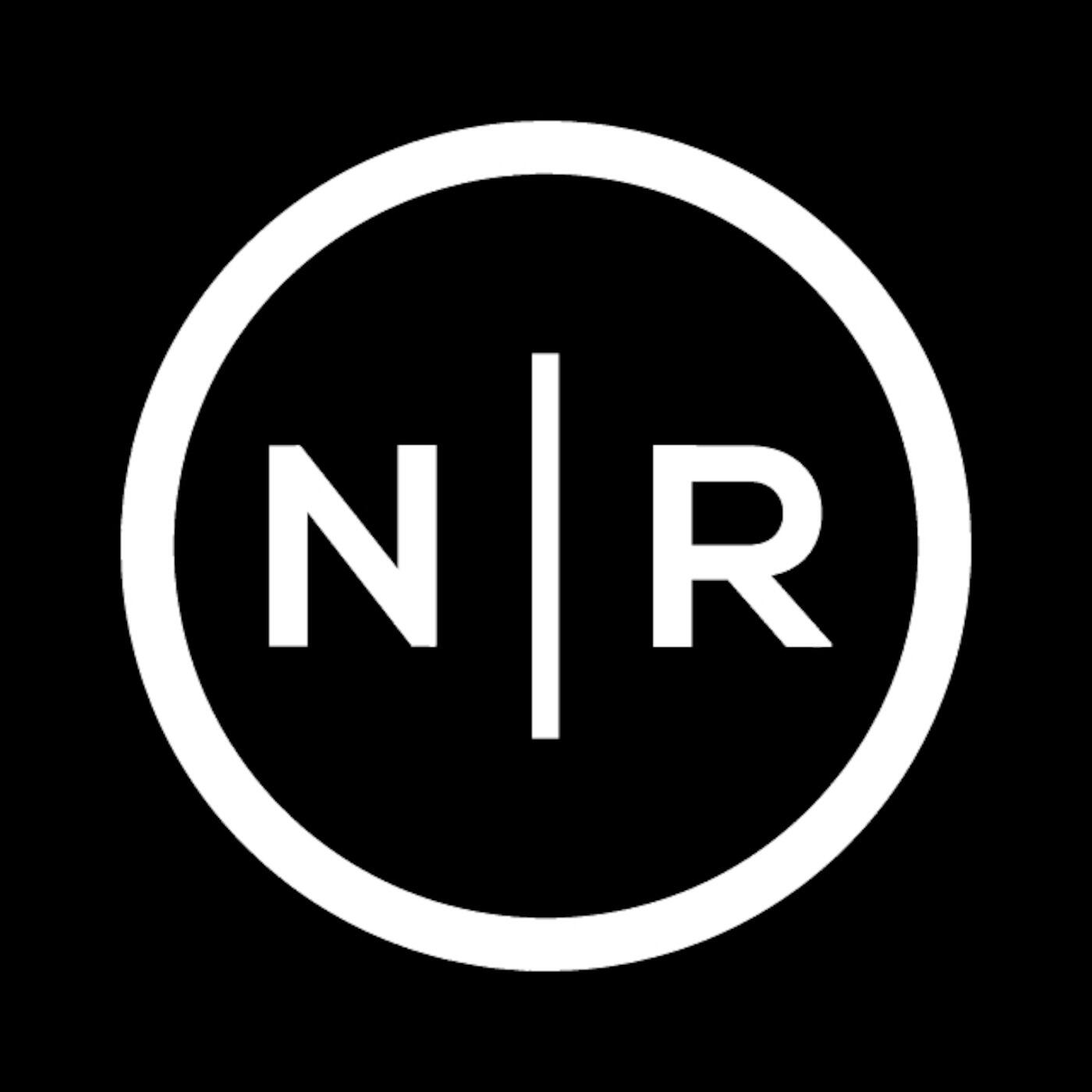 Nr. Полноэкранная картинка логотипом Nr.