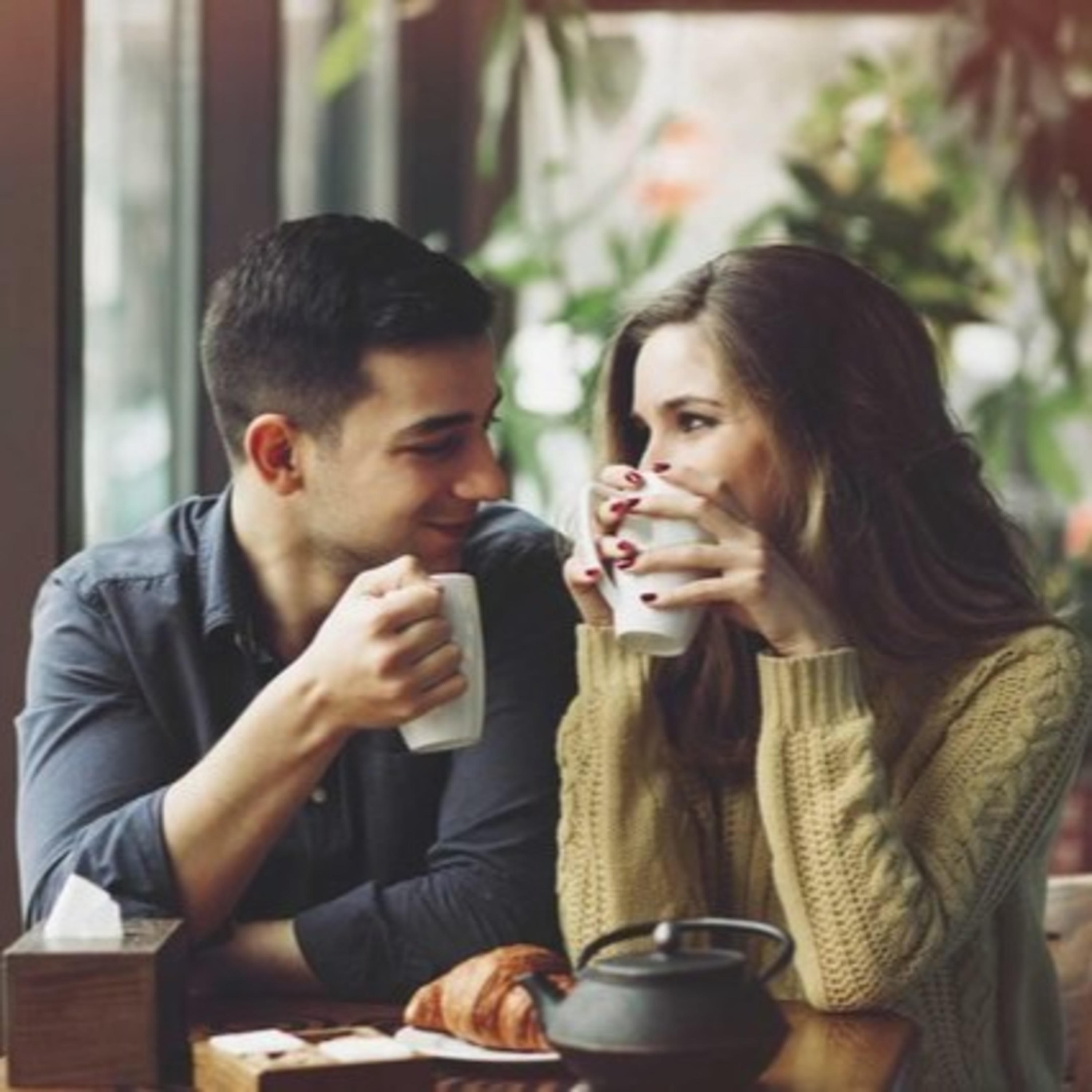 Любовь без общения. Парень и девушка. Влюбленная пара дома. Парень и девушка пьют кофе. Любовь общение.
