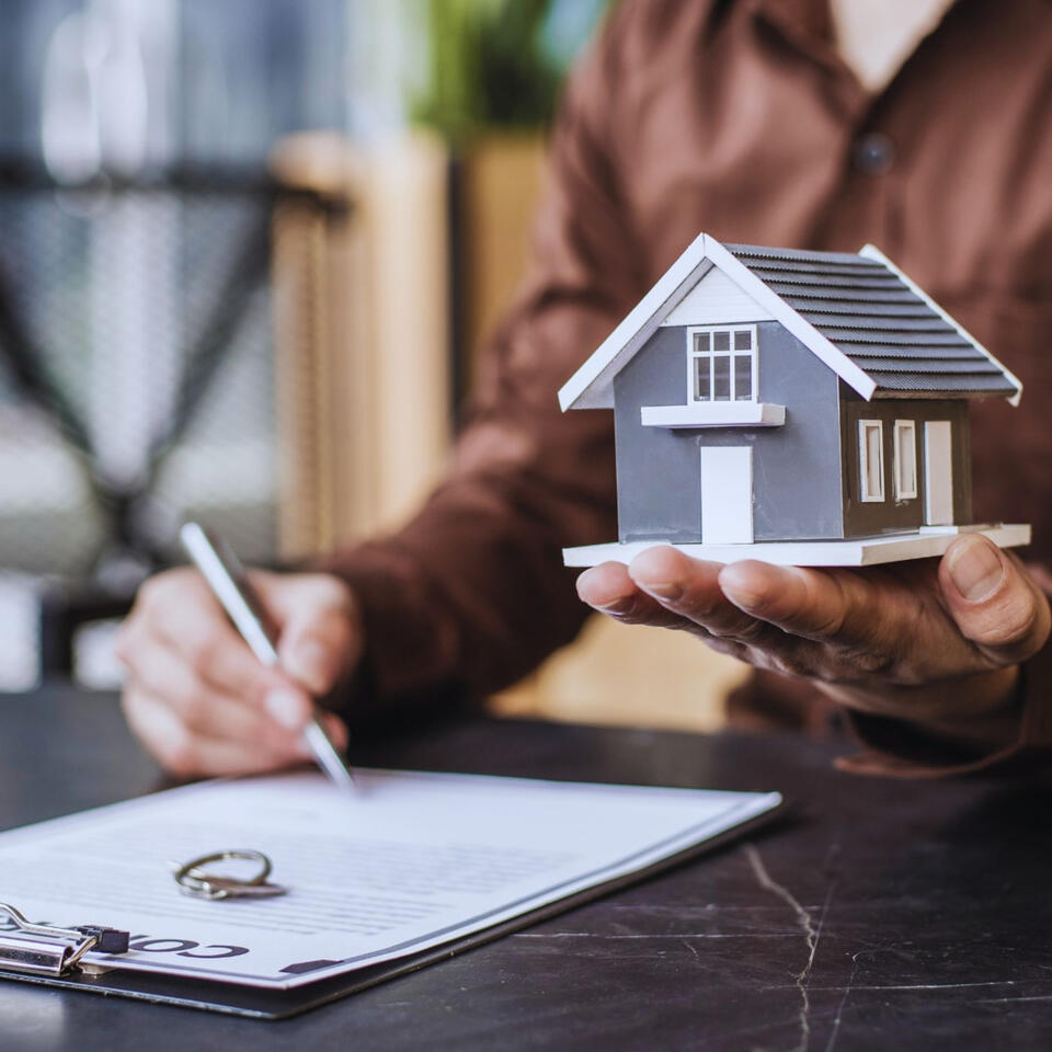 Keys to Comfort: Navigating Real Estate with Elias