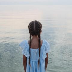 (Smile File) Young girl finds an amazing surprise on the Florida beach! - Steve & Gina in the Morning Podcast