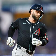 Astros Finalizing Deal With Christian Walker, Do We Say Farewell To Bregman? Texans Take On Chiefs - The Matt Thomas Show with Ross