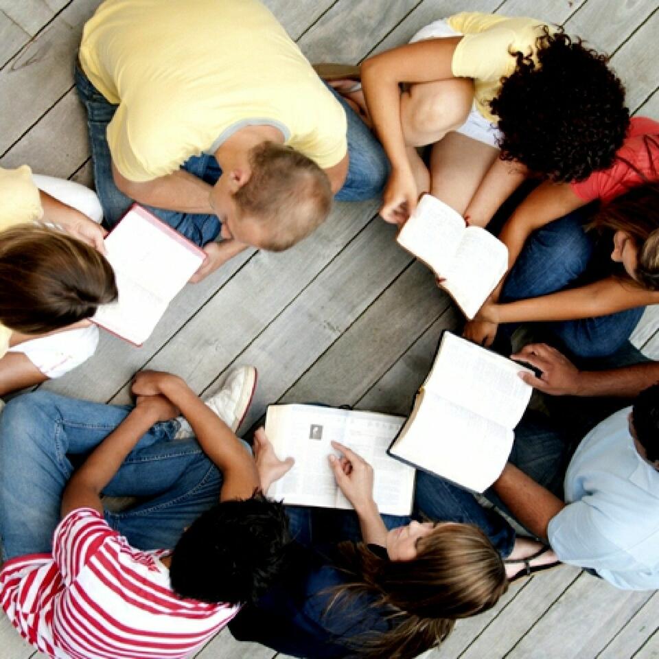Estudiando la palabra de Dios.