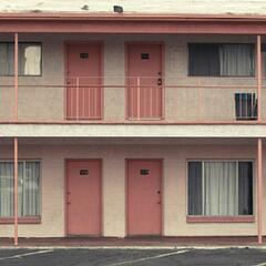 Boss Mr. Fat Wallet cheaps out on a hotel room (Joke of the Day) - Steve & Gina in the Morning Podcast