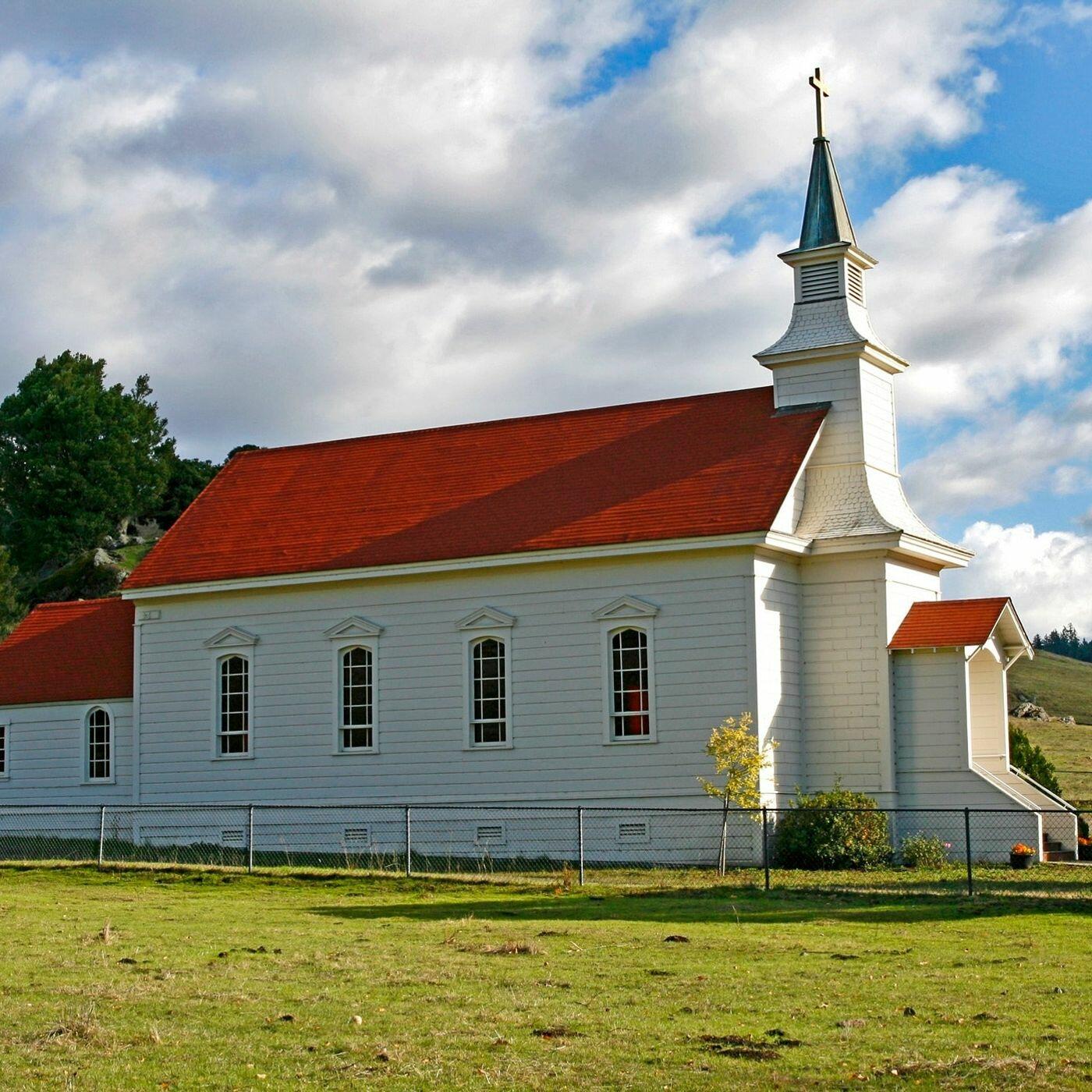 Churches слушать. Часовня протестантов. Белая католическая Церковь. Церковь с красной крышей. Католическая часовня на Холме.