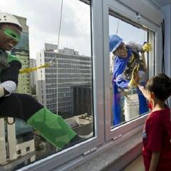 (Smile File) Window washers become superheroes for children in the hospital - Steve & Gina in the Morning Podcast