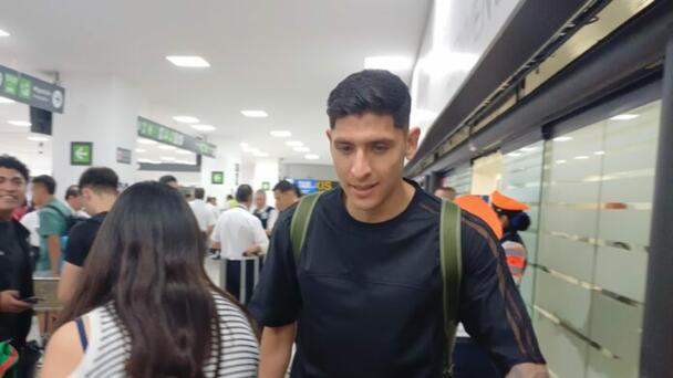 Edson Álvarez llega a Turquía para firmar con el Fenerbahçe