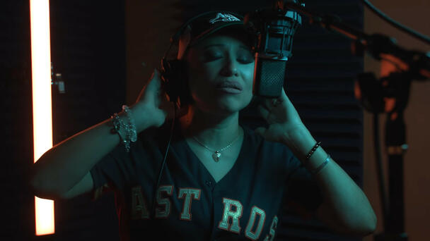 Amanda Solis Releases Unplugged Acoustic Version of ‘Mi Sombra’ for Late Ne