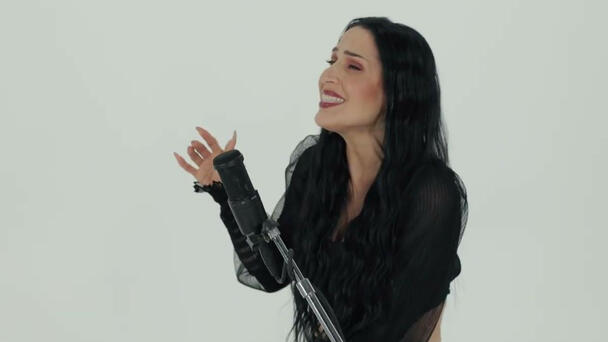 Jennifer Peña Shares Emotional Acoustic Version of ‘Atada’