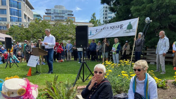 As residents rally to save a Sequoia tree, Mayor Alto maintains it will be 