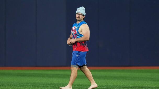 Foot note in the outfield: Blue Jays’ Davis Schneider skips shoes a day bef