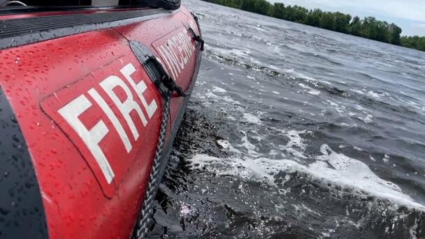Ottawa firefighters rescue paddle boarder in distress near Deschênes Rapids