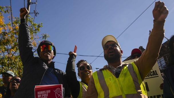 Jobs minister urges striking Canada Post union to respond to latest offer