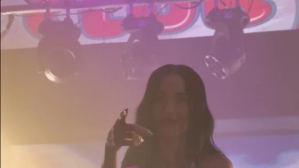 Katy Perry Picks Up The Bar Tab At Melbourne Club!