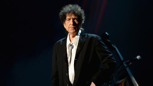 Bob Dylan Addresses Controversially Signing Books With A Machine