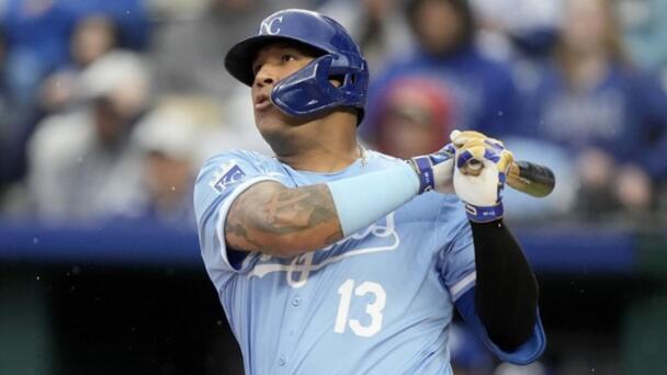 Perez homers, Royals beat Blue Jays in game called after 5 innings, 3 1/2-h