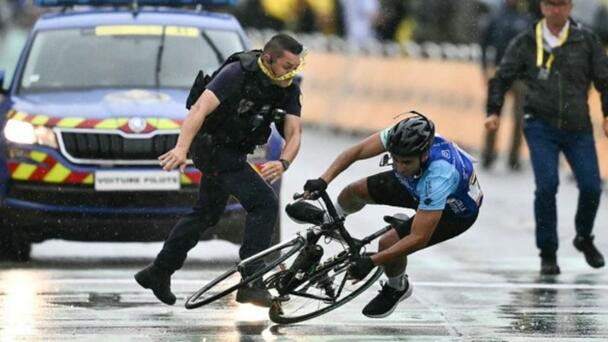 Prankster Crashes Tour de France
