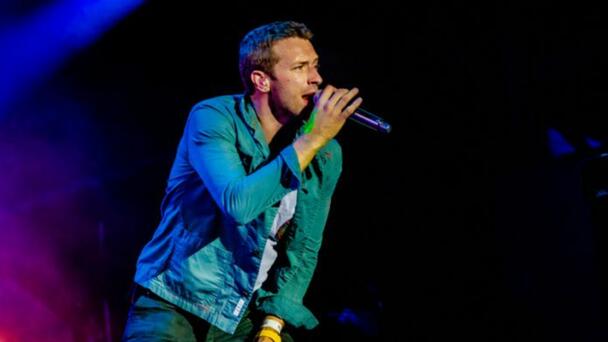 Mira a Chris Martin tocar un clásico de Coldplay en el piano de un bar