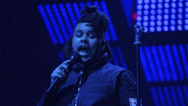 The Weeknd aparentemente da marcha atrás en el retiro de su nombre artístic