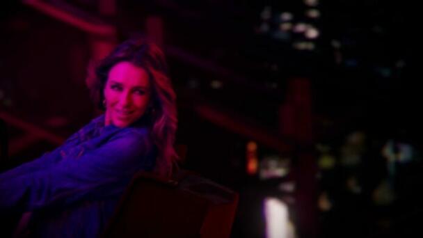 Liz Hurley protagoniza nuevo video de Bryan Adams, “Never ever let you go”