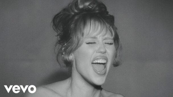 Miley Cyrus lanza su nuevo sencillo, “More to lose”